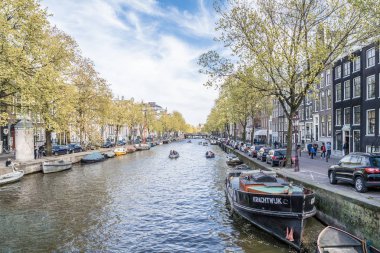 Amsterdam, Hollanda - 31 Nisan 2017: sürüş ve Amsterdam kanalları bekleyen tekne