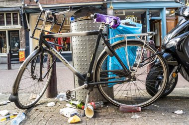 Amsterdam, Hollanda - 31 Nisan 2017: Çöp ve pislik Amsterdam sokaklarında yalan