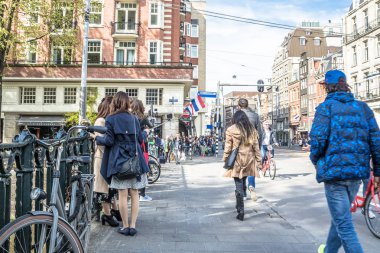 Amsterdam, Hollanda - 31 Nisan 2017: selfies sokaklarda dolaşan insanlar süre alarak turist