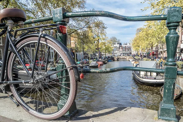 Achterwiel van een fiets staan van holland op brug — Stockfoto