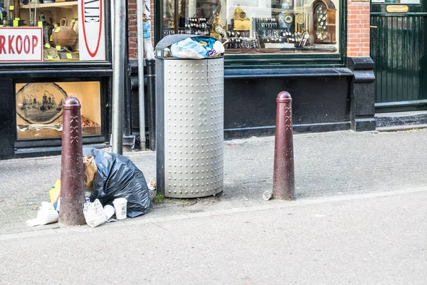 Amsterdam, Holland - April 31, 2017: Affald og snavs ligger i gaderne i Amsterdam - Stock-foto