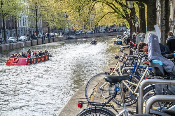 Amsterdam, Niederlande - 31. april 2017: fahrradabstellplätze in der nähe von amsterdam-kanälen — Stockfoto