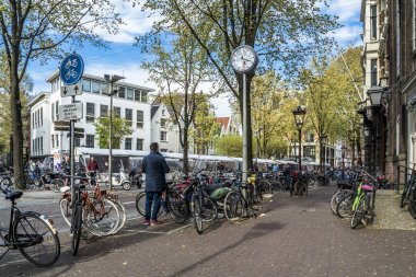 Amsterdam, Hollanda - 31 Nisan 2017: ayakta, Amsterdam sokaklarında bisikletler