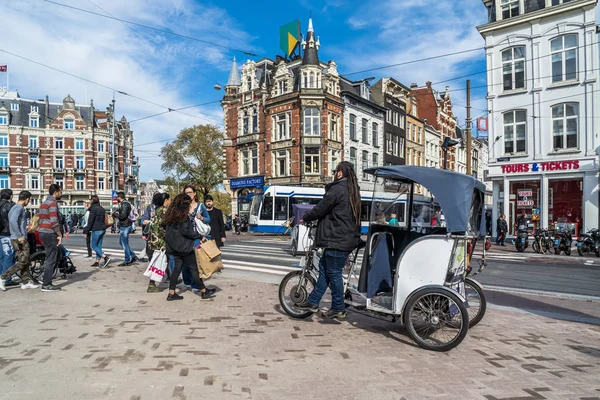 Амстердам, Нидерланды - 31 апреля 2017 года: Рикшоу ждет на улицах Амстердама — стоковое фото