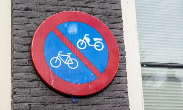 Verkehrszeichen Parken von Motorrädern und Fahrrädern ist verboten — Stockfoto