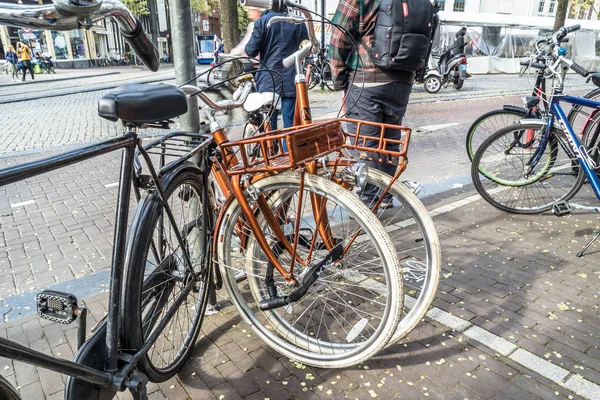 Amsterdam, Niederlande - 31. april 2017: fahrräder stehen in den straßen von amsterdam — Stockfoto