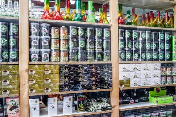 Amsterdam, Hollanda - 31 Nisan 2017: Pencere coffee shop kenevir ürünleri çok çeşitli görüntüler