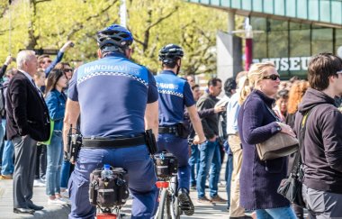 Amsterdam, Hollanda - 31 Nisan 2017: şehrin sokaklarında bir göz olan handhaving Emniyet Müdürlüğü