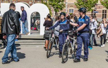 Amsterdam, Hollanda - 31 Nisan 2017: şehrin sokaklarında bir göz olan handhaving Emniyet Müdürlüğü