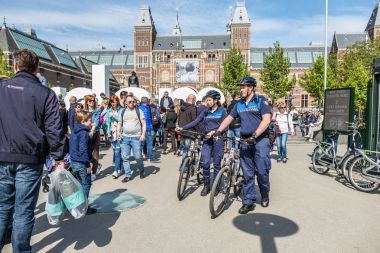 Amsterdam, Hollanda - 31 Nisan 2017: şehrin sokaklarında bir göz olan handhaving Emniyet Müdürlüğü