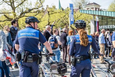 Amsterdam, Hollanda - 31 Nisan 2017: şehrin sokaklarında bir göz olan handhaving Emniyet Müdürlüğü