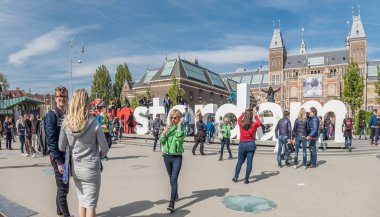 Amsterdam, Hollanda - 31 Nisan 2017: insanların etrafında yürüyüş ve ben Amsterdam mektup müzenin zaman atlamalı önünde kare içinde tırmanma