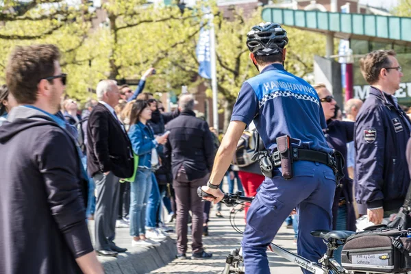 Amsterdam, Nederland - 31 April 2017: De civil police department met een blik in de straten van de stad — Stockfoto