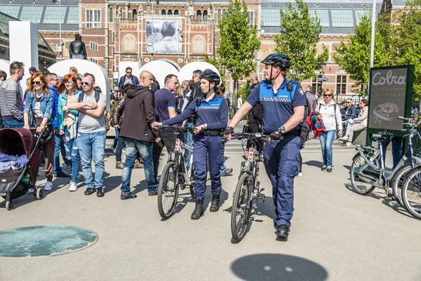 Άμστερνταμ, Ολλανδία - 31 Απριλίου 2017: Το τμήμα αστυνομίας handhaving ρίχνοντας μια ματιά στους δρόμους της πόλης — Φωτογραφία Αρχείου