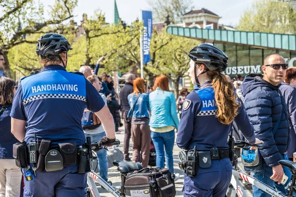 Amsterdam, Nederland - 31 April 2017: De civil police department met een blik in de straten van de stad — Stockfoto