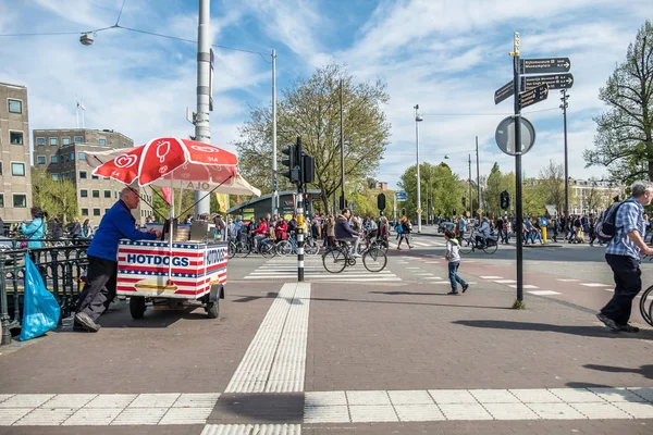 Άμστερνταμ, Ολλανδία - 31 Απριλίου 2017: Άνθρωπος πώλησης χοτ ντογκ στο δρόμο — Φωτογραφία Αρχείου