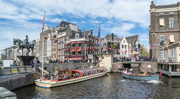 Amsterdam, Niederlande - 31. april 2017: Menschen genießen die Sightseeing-Bootstour in den Kanälen von amsterdam — Stockfoto