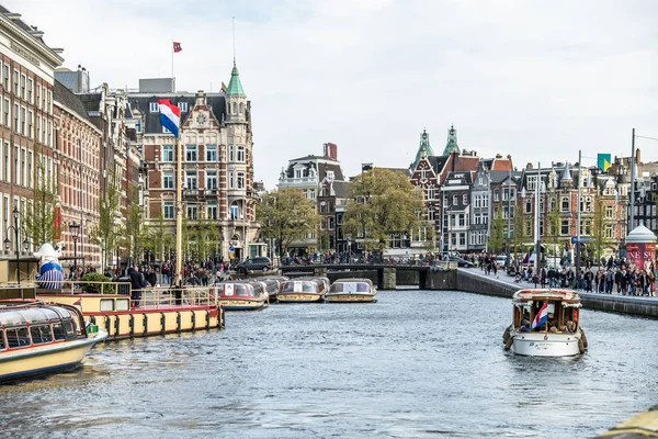Amsterdam, Niederlande - 31. april 2017: boote auf den kanälen von amterdam — Stockfoto