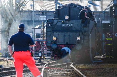 Bochum, Almanya - 18 Nisan 2015: ana tren istasyonunun faaliyetleri gözlemleyerek işçi