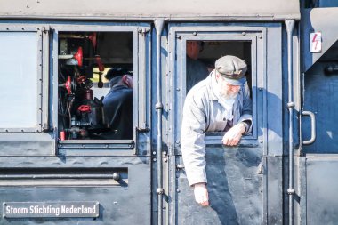 Bochum, Almanya - 18 Nisan 2015: ana tren istasyonunun faaliyetleri gözlemleyerek işçi