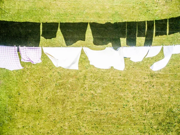 Воздух одежды, висящий на бельевой веревке — стоковое фото
