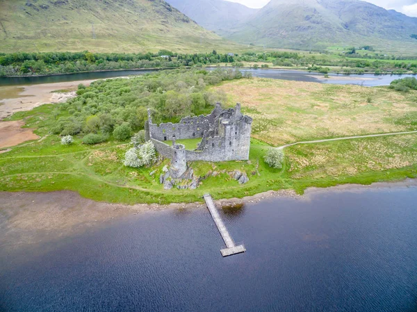 As ruínas do histórico Castelo Kilchurn e molhe em Loch Awe — Fotografia de Stock