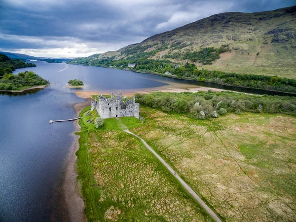 As ruínas do histórico Castelo Kilchurn e molhe em Loch Awe — Fotografia de Stock