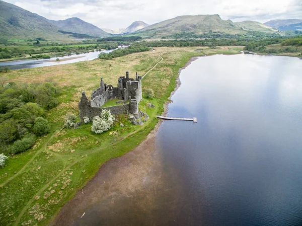 Las ruinas del histórico castillo de Kilchurn y el embarcadero en Loch Awe — Foto de Stock