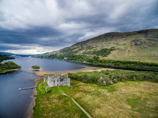 As ruínas do histórico Castelo Kilchurn e molhe em Loch Awe — Fotografia de Stock