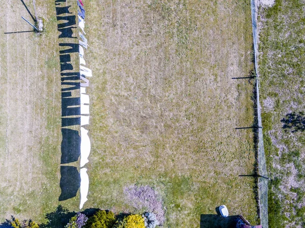 Antenne zum Trocknen von Kleidung an einer Wäscheleine — Stockfoto