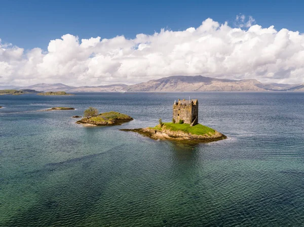 Luchtfoto van het historische kasteel Stalker in Argyll — Stockfoto