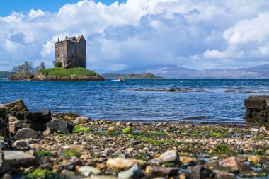 Su ile çevrili Castle Stalker görünümünü