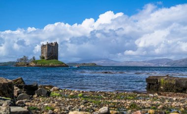 Su ile çevrili Castle Stalker görünümünü