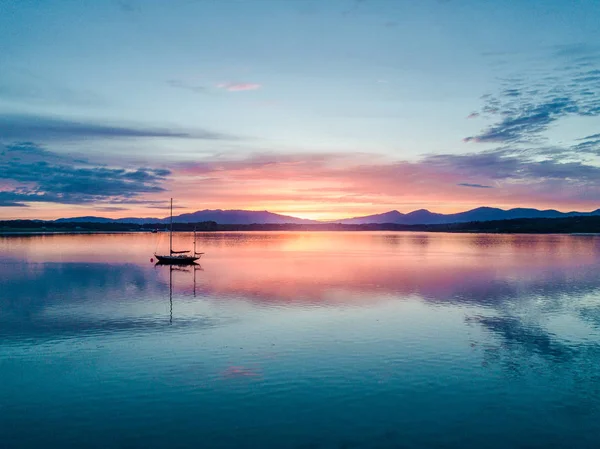 Vue aérienne d'un magnifique coucher de soleil avec voilier Loch Creran, Barcaldine, Argyll — Photo