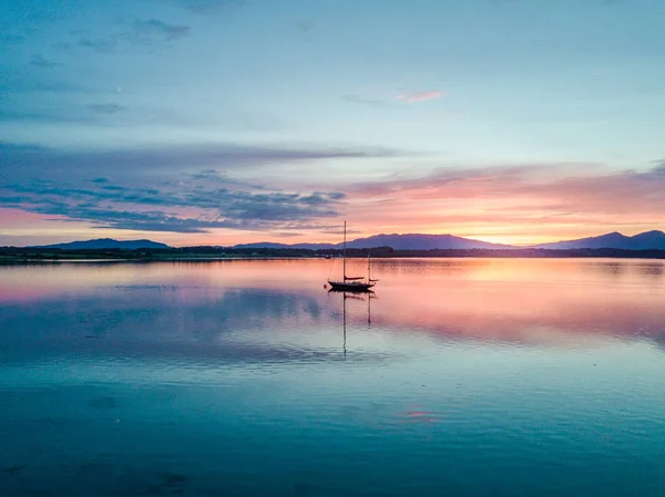 Yelken gemi Loch Creran, Barcaldine, Argyll ile muhteşem bir günbatımı hava — Stok fotoğraf