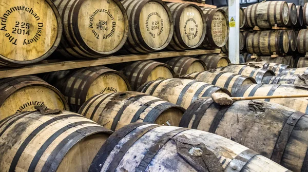 Glenbeg, Ardnamurchan - Escócia - 26 de maio de 2017: A destilaria Ardnamurchan está produzindo uísque desde 2014 e expandindo seus armazéns — Fotografia de Stock