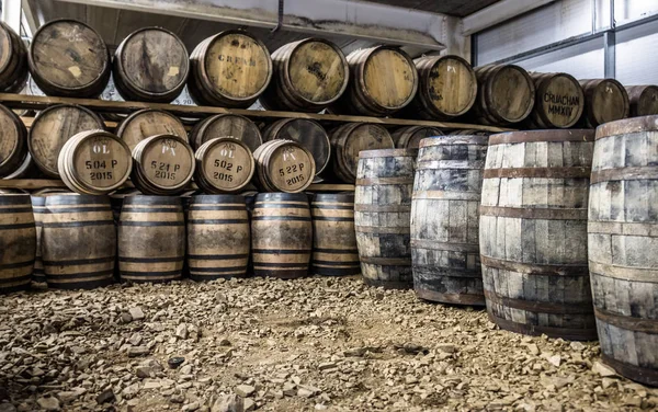 Glenbeg, Ardnamurchan - Escocia - 26 de mayo de 2017: La destilería de Ardnamurchan produce whisky desde 2014 y en realidad amplía sus almacenes — Foto de Stock