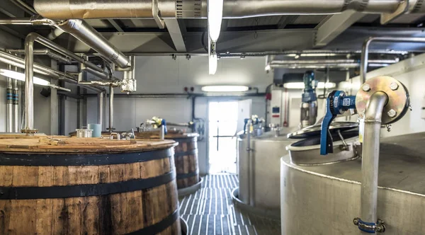 Glenbeg, Ardnamurchan Skottland - maj 26 2017: Ardnamurchan destilleri är producera whisky sedan 2014 och faktiskt expanderar sina lager — Stockfoto