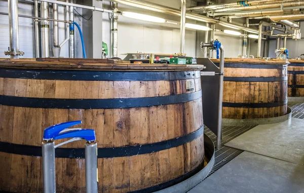 Glenbeg, Ardnamurchan Escócia - 26 de maio de 2017: A destilaria de Ardnamurchan está produzindo uísque desde 2014 e expandindo seus armazéns — Fotografia de Stock