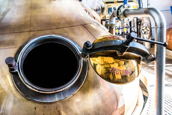 Glenbeg, Ardnamurchan Escócia - 26 de maio de 2017: A destilaria de Ardnamurchan está produzindo uísque desde 2014 e expandindo seus armazéns — Fotografia de Stock