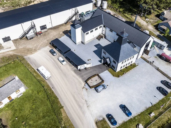 Гленбег, Арднамурчан Шотландия - 26 мая 2017: Арднамурчанский ликеро-водочный завод производит виски с 2014 года и фактически расширяет свои склады, воздушные — стоковое фото