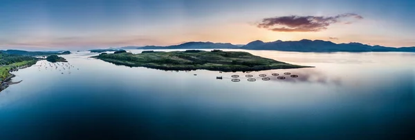 Appin kıyısında havadan görünümü Shuna Adası ve Arnamurchan ile — Stok fotoğraf