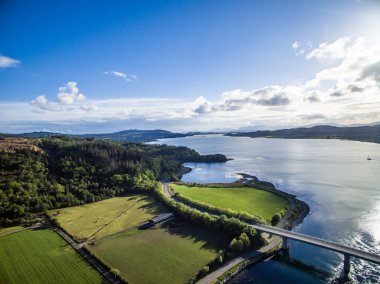 Loch Creran havadan görünümü tarafından Loch Creran Köprüsü