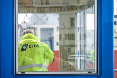 IJmuiden Hollanda - 12 Mayıs 2017: çalışan Feribot yolcuları için hazırlanıyor