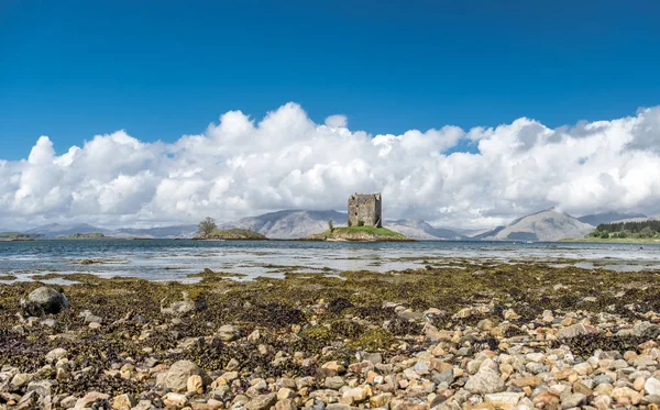 Kánoe na historický hrad Stalker v Argyll dostávat — Stock fotografie