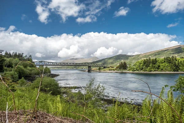 Loch Leven. Het uitzicht over Loch Leven van Ballachulish naar Ballachulish Bridge in de Schotse Hooglanden — Stockfoto