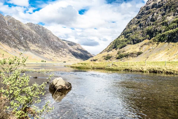 Loch Achtriochtan e Aonach Eagh Ridge, Glencoe — Fotografia de Stock