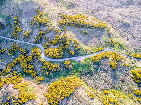 A légi felvétel a skót egyvágányú road, seprű helyeken halad a láp, a Felvidéken — Stock Fotó