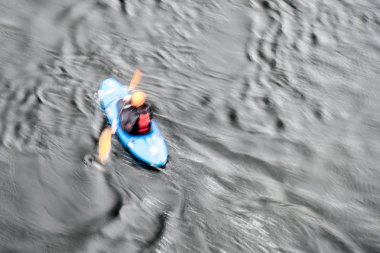 Bir Kano sürücüsünün kopya alanı ile atış bulanık düşük çekim hızı