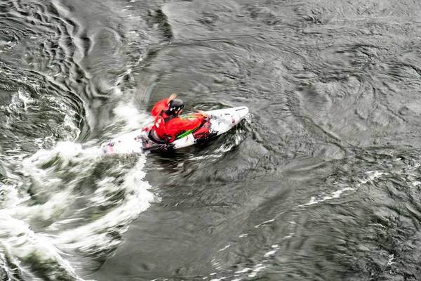 Velocidade do obturador lenta desfocada disparada de um motorista de canoa com espaço de cópia — Fotografia de Stock